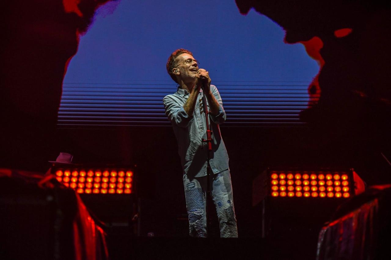 Nando Reis faz apresentação no Réveillon de Niterói e canta sucessos